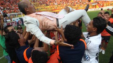 El técnico del Águila, Víctor Coreas, está a punto de ser  lanzado al aire  por sus jugadores en el festejo por la conquista.