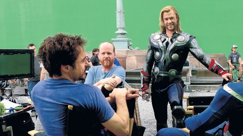 Robert Downey Jr. (Iron Man), el director Joss Whedon, Chris Hemsworth (Thor) y Chris Evans (Captain America) en el rodaje de 'The Avengers'.