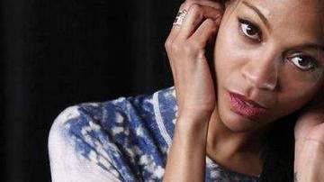 Saldaña asegura que se vio obligada a desarrollar fortaleza personal, según revela en una nueva entrevista a la revista Cosmopolitan for Latinas.