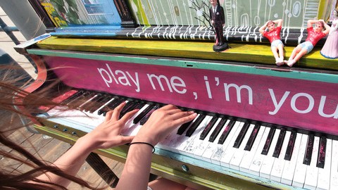 El proyecto musical y artístico 'Play Me, I'm Yours', llegó a la Plaza de la Raza.