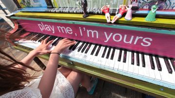 El proyecto musical y artístico 'Play Me, I'm Yours', llegó a la Plaza de la Raza.