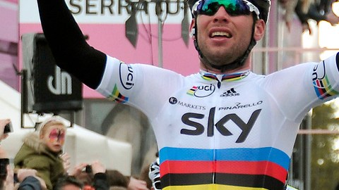 Mark Cavendish cruza ganador en el Giro de Italia.