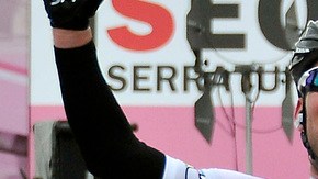 Mark Cavendish cruza ganador en el Giro de Italia.