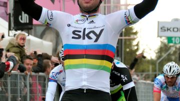 Mark Cavendish cruza ganador en el Giro de Italia.
