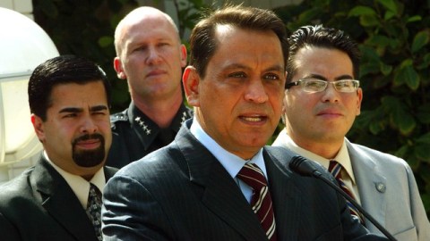 Gil Cedillo (centro) es uno de los tres asambleístas estatales que se suman a la campaña electoral. Él aspira a la posición en el Distrito 1.