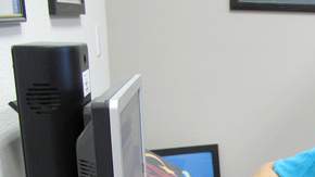 Tina Dumaguing recibe ayuda de su hijo, Craig, para solicitar estampillas para alimentos en la Agencia de Acción Comunitaria del Condado de Merced. Lleva mas de 100 semanas sin hallar empleo.