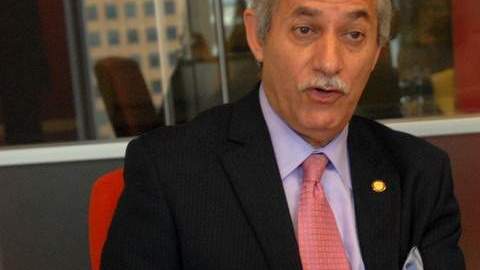 Guillermo Linares en la redacción de EL DIARIO anunció su decisión.