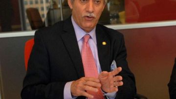Guillermo Linares en la redacción de EL DIARIO anunció su decisión.