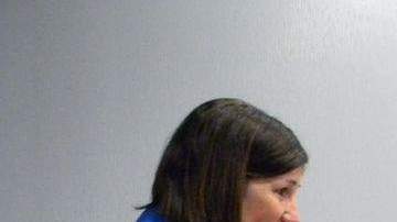 Wilda Belisle, directora de los Clubes de Comidas de Adultos y Comidas sobre Ruedas reparte alimentos a Alicia Cely (der.), Ruth Illescas y Herminia García.