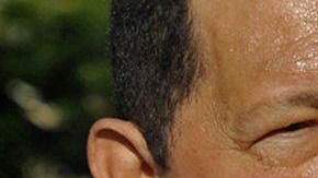 "Estoy seguro que nuestro Cristo repetirá, continuará haciendo el milagro", expresó el mandatario al besar el crucifijo, arrancando aplausos de su séquito.