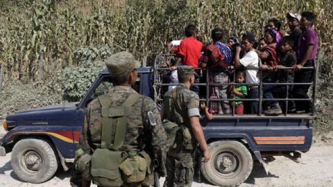 Soldados del Ejército de Guatemala realizan operativos en el área de la población indígena de Santa Cruz Barillas, departamento de Huehuetenango.