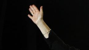 François Hollande (d), candidato presidencial por el Partido Socialista Francés (PS) para las elecciones francesas de 2012, saluda a sus partidarios tras el discurso de victoria en la Plaza de la Bastilla.