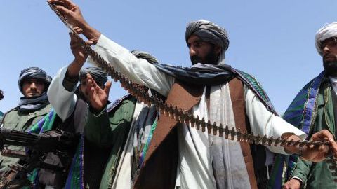 Militantes talibanes asisten a una ceremonia de entrega de armas, donde renunciaron a la lucha y se unieron al proceso de paz iniciado por el gobierno, en Herat, Afganistán.