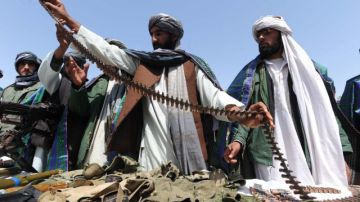 Militantes talibanes asisten a una ceremonia de entrega de armas, donde renunciaron a la lucha y se unieron al proceso de paz iniciado por el gobierno, en Herat, Afganistán.