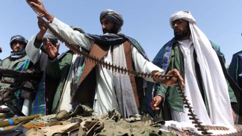 Militantes talibanes asisten a una ceremonia de entrega de armas, donde renunciaron a la lucha y se unieron al proceso de paz iniciado por el gobierno, en Herat, Afganistán.
