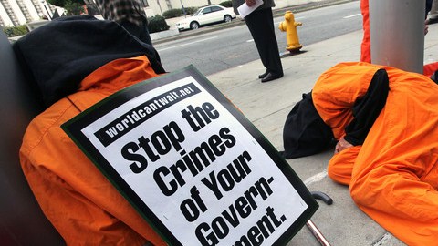 Grupos de manifestantes en Los Ángeles protestan por las torturas y abusos en Guantánamo.