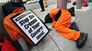 Grupos de manifestantes en Los Ángeles protestan por las torturas y abusos en Guantánamo.