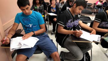 Jóvenes hispanos toman clases en el marco de un programa que les servirá para poder acceder a la universidad.