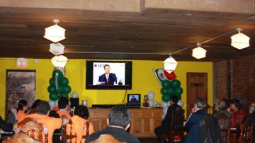 Afiliados al PAN, PRO y PRD se reunieron en el restaurante Cuernavaca, a ver el debate televisivo de los candidatos a la presidencia de México.