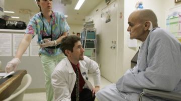 El Dr. Joseph Bick (centro) habla con un paciente en un centro médico de Vacaville, California, que está afectado de Hepatitis C.