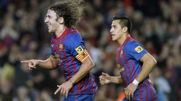 Seguido por el delantero chileno Alexis Sánchez Carles Puyol (i) defensa del FC Barcelona celebra su gol el tercero de su equipo al  Real Zaragoza.