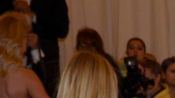 Jessica  Alba lució un vestido dorado de un solo hombro de Michael Kors.