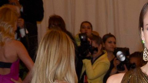 Jessica  Alba lució un vestido dorado de un solo hombro de Michael Kors.