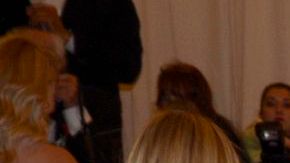 Jessica Alba lució un vestido dorado de un solo hombro de Michael Kors.