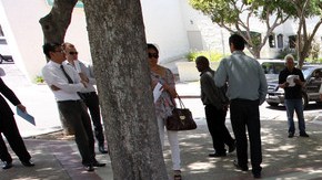 Residentes de San Pedro celebran la instalación de la placa en la Plaza Peppertree de San Pedro.