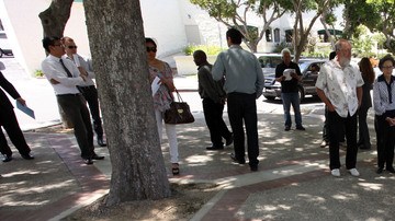 Residentes de San Pedro celebran la instalación de la placa en la Plaza Peppertree de San Pedro.