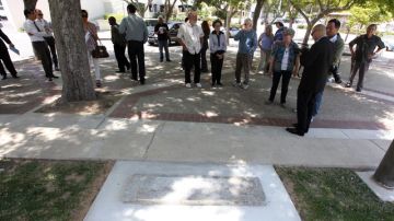 Residentes de San Pedro celebran la instalación de la placa en la Plaza Peppertree de San Pedro.