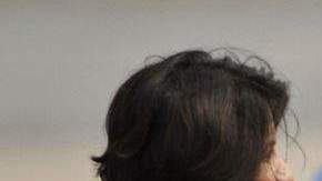 Durante su viaje oficial a la India, Hillary lució unas gruesas gafas de pasta y poco maquillaje.