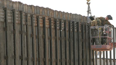 Miembros de la Guardia Nacional arreglan un muro fronterizo en la zona de Arizona.