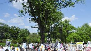 Cientos de manifestantes frente a la Suprema Corte de Justicia rechazan la Ley SB1070 de Arizona.