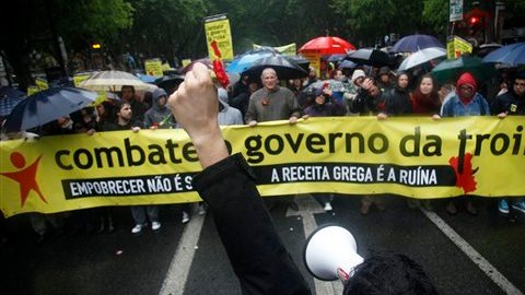Manifestantes portugueses protestan contra las medidas de austeridad del gobierno luso.