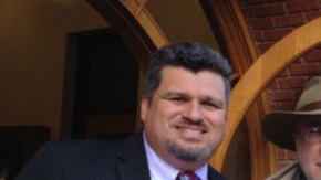 Javier Sicilia (centro) participó en una charla con Samuel Orozco y Rubén Navarrete  en San José.