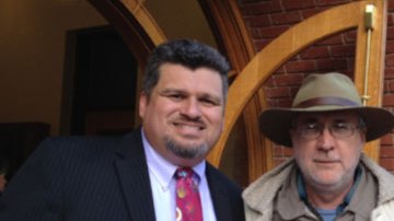 Javier Sicilia (centro) participó en una charla con Samuel Orozco y Rubén Navarrete  en San José.