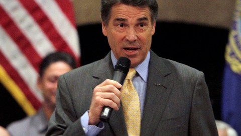 Rick Perry acusó a la administración del presidente de “perpetuar” el reciente aumento en el flujo.