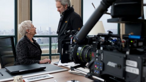 El director Sam Mendes (der.) durante la filmación de 'Skyfall' con Judi Dench M en el filme.