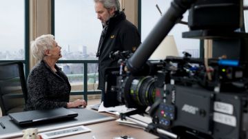 El director Sam Mendes (der.) durante la filmación de 'Skyfall' con Judi Dench  M en el filme.