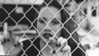 Cuando usted accede a la página, se topará con  las miles  de  fotos de  presos (as) ordenadas por edades y por género.