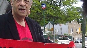 Malik Ayala, mientras participaba en la marcha de ayer,  muestra la citación de la policía por conducta desordenada.