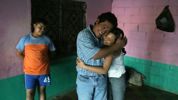 Hernán García abraza a sus hijos tras su llegada a su hogar,  localizado  en  La Unión, El Salvador.