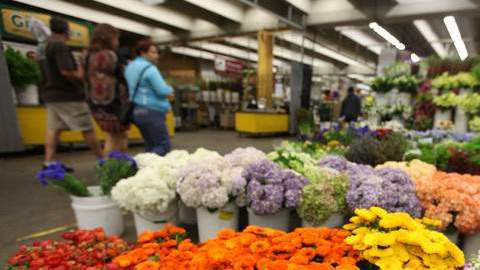 Los vendedores de flores se preparan para un fin de semana ocupado.