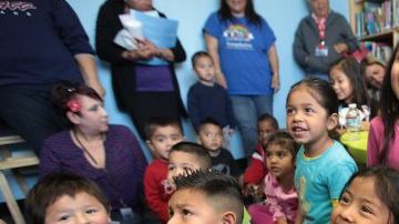 Enfermeras, consejeros, psicólogos, trabajadores sociales y bibliotecarios, atienden también necesidades de los estudiantes en las escuelas.