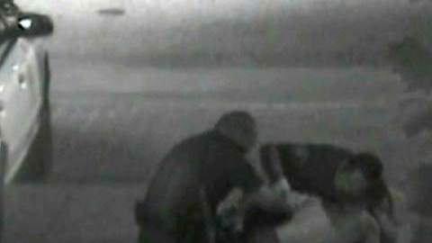 Video de la golpiza de agentes de la policía al desamparado Kelly Thomas que presuntamente le habría causado la muerte.