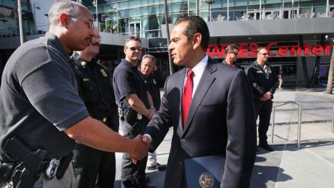 Villaraigosa pidió a los fanáticos de los Lakers no violentar la ley.
