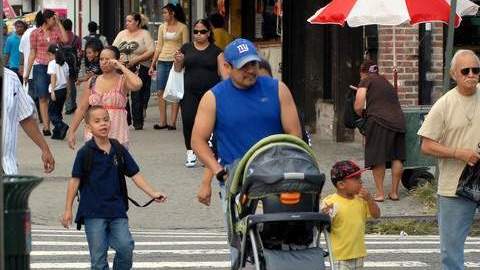 Los hispanos y negros que residen en NY son víctimas de cateos injustificados.