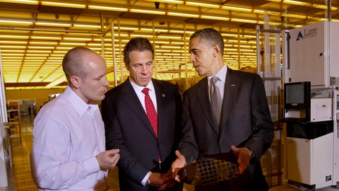 El presidente Barack Obama visitó ayer el Colegio de Nanotecnología e Ingeniería, en Albany, acompañado por el gobernador Andrew Cuomo. Junto a ellos Chris Borst,  vicepresidente encargado de Ingeniería e Integración de dicha institución.