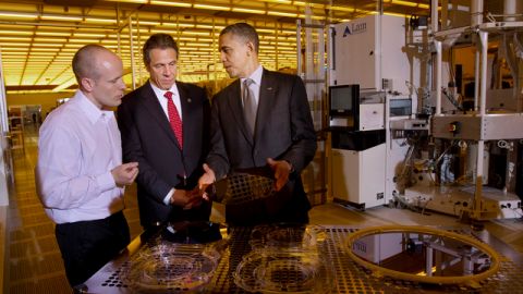 El presidente Barack Obama visitó ayer el Colegio de Nanotecnología e Ingeniería, en Albany, acompañado por el gobernador Andrew Cuomo. Junto a ellos Chris Borst, vicepresidente encargado de Ingeniería e Integración de dicha institución.